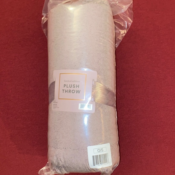 Brand New Mauve Limited Edition Plush Throw - Picture 2 of 4